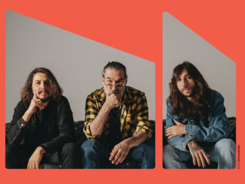 Imagem de três homens sentados em um sofá, com um fundo branco