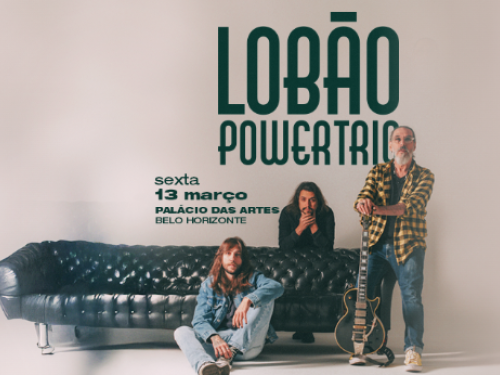 Imagem de tres homens, em volta de um sofa, com o fundo branco e o nome da banda com a data e local do show na parte de cima da imagem