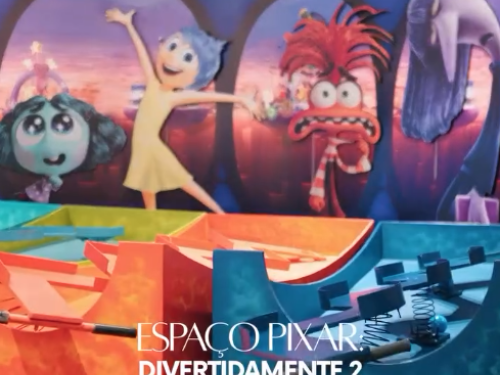 mulher de mascara rosa e os dedos pintados de com várias cores de tinta 