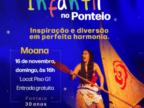 uma menina com uma rema de canoa na mão olhando para frente 