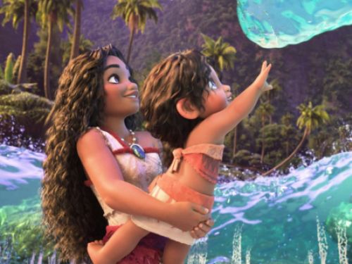 a irmã mais nova no colo da irmã mais velha 