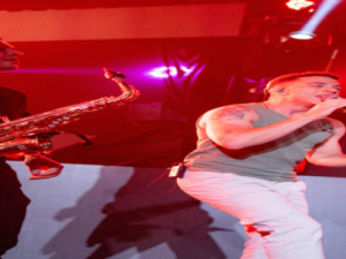 Imagem real de um cantor em cima do palco