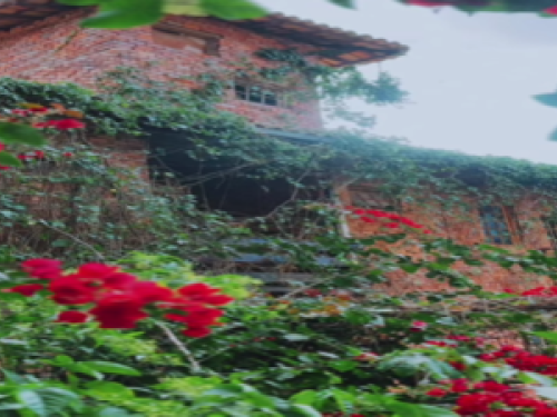 imagem de uma torre feita de tijolos por fora revestida de flores e plantas 