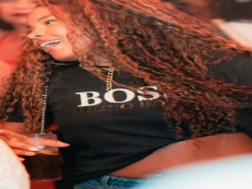 imagem de uma mulher de cabelos caheados distraida