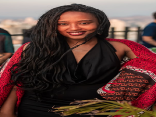 imagem de uma mulher posando para foto 