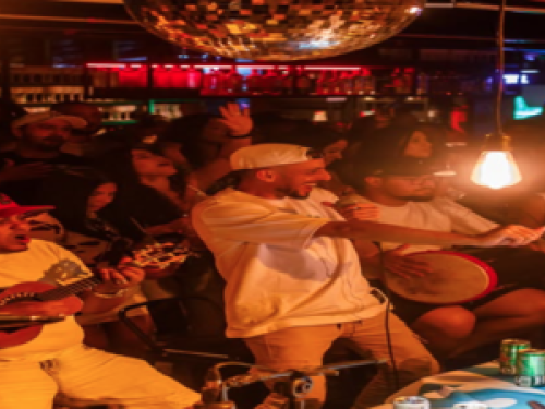 imagem de um grupo de pagodeiros tocando na festa 