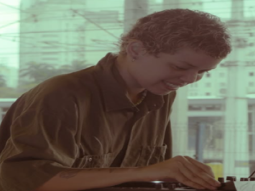 Imagem real de uma pessoa tocando uma ddj 