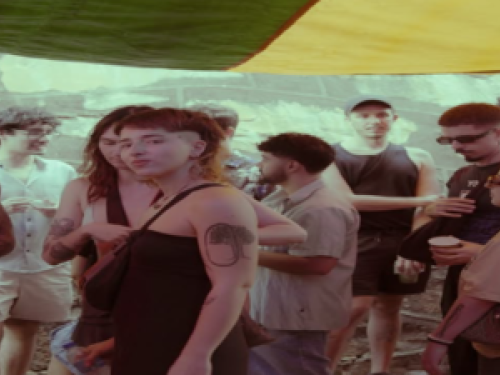 Imagem de um grupo de pessoas paradas