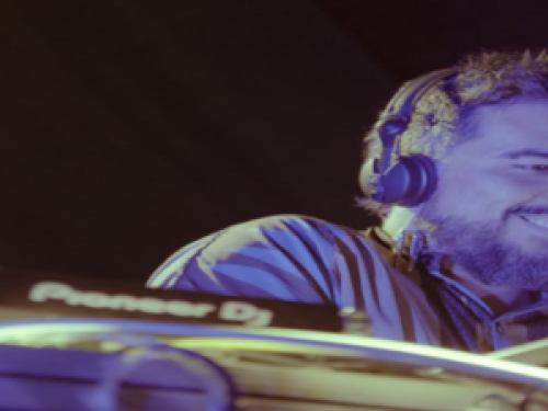 Imagem de um Dj tocando em cima do palco 