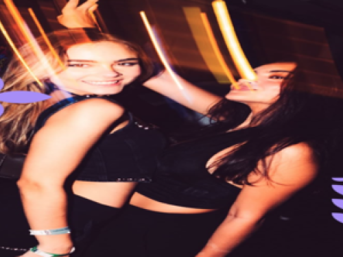 Imagem de duas meninas sorrindo para foto 