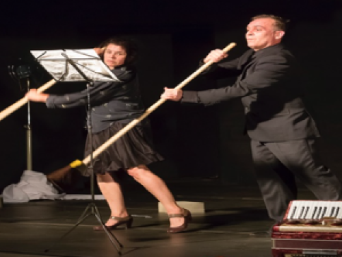 um homem e uma mulher interpletando no palco 
