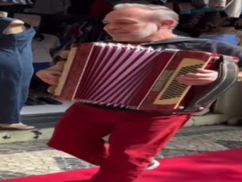 Homem tocando sanfona na rua 