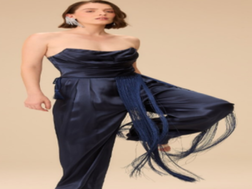 Uma mulher posando para foto vestida de azul 