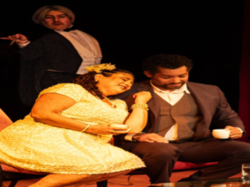 imagem de um homem e de uma muher sentados no sofá 