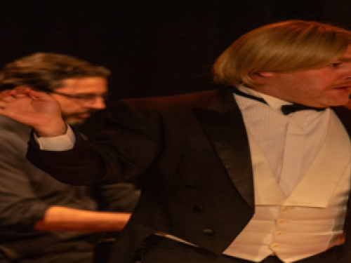 imagem de um homem de peruca loira 