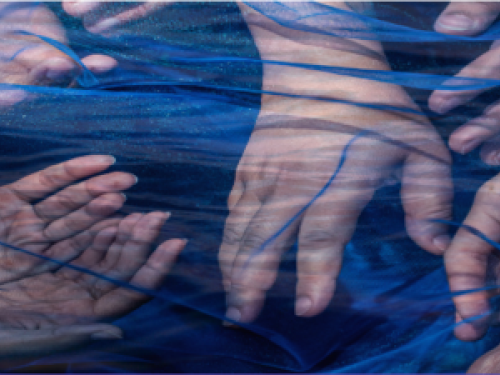 imagem de varias mãos sobre um pano transparente azul 