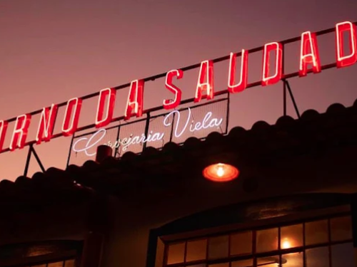 Imagem do local, placa luminosa ao anoitecer: Forno da Saudade Cervejaria Viela