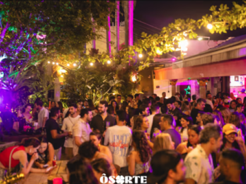 Imagem divulgação do evento, pista de dança ao ar livre com pessoas e luzes 