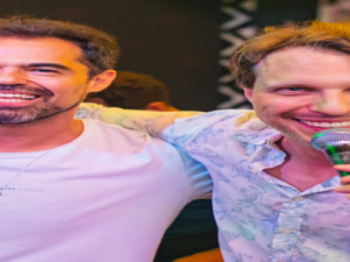 Imagem de dois homens se abraçando 