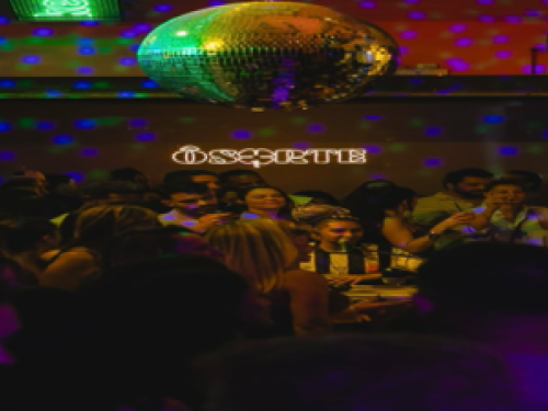 Imagem de uma balada por dentro 