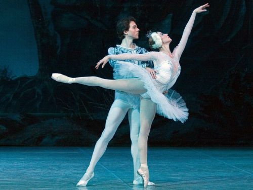 A foto mostra dois bailarinos no palco.