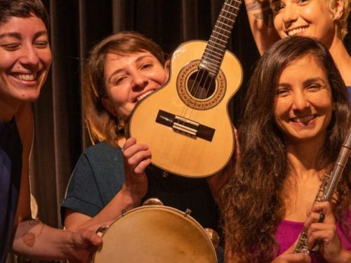 quarteto feminino de choro formado por Raissa Anastásia (flauta), Bia Nascimento (violão), Maria Elisa Pompeu (cavaquinho) e Analu Braga (pandeiro).