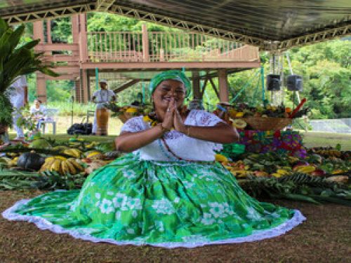 imagem de uma mulher rezando 