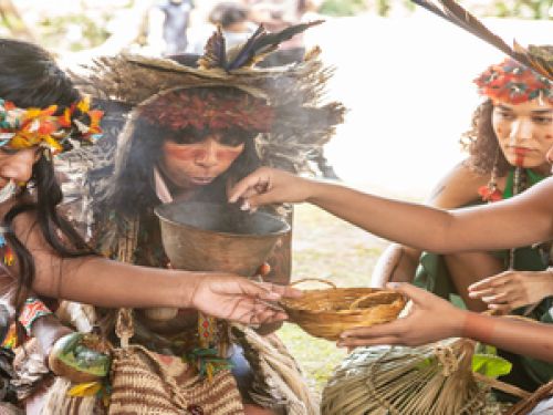 Imagem real de pessoas índigenas 