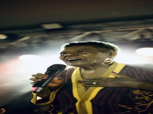 Imagem real de um homem negro cantando 