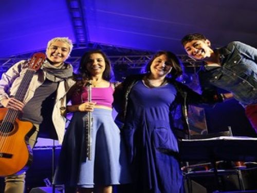 Imagem real de quatro mulheres segurando instrumentos musicais 