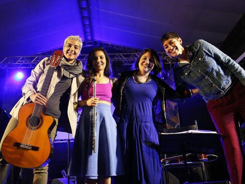 quarteto feminino de choro formado por Raissa Anastásia (flauta), Bia Nascimento (violão), Maria Elisa Pompeu (cavaquinho) e Analu Braga (pandeiro).
