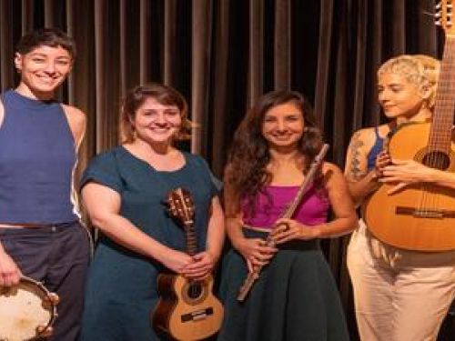 Imagem real de quatro mulheres segurando instrumentos musicais 
