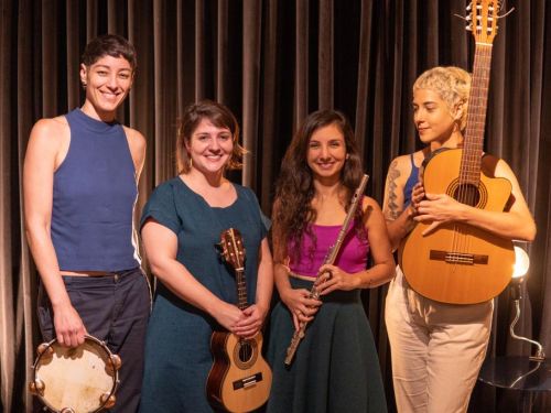 quarteto feminino de choro formado por Raissa Anastásia (flauta), Bia Nascimento (violão), Maria Elisa Pompeu (cavaquinho) e Analu Braga (pandeiro).