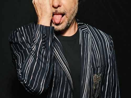 Fotografia do artista Fred Izak no fundo preto.