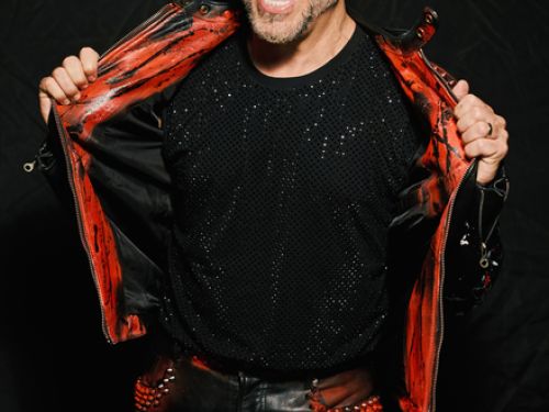 Fotografia do artista Fred Izak no fundo preto.