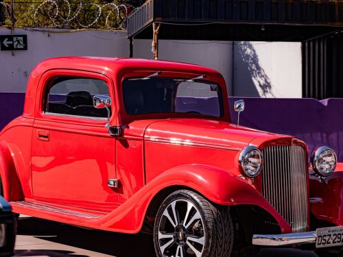 Imagem de um carro antigo da cor vermelho