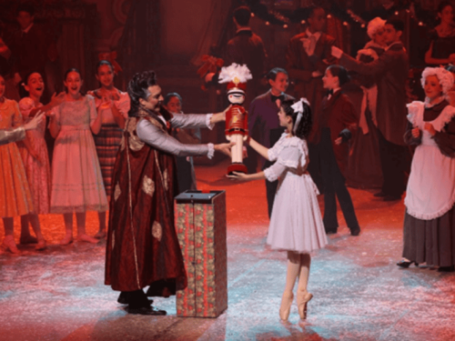 uma bailarinha e um rei segurando um objeto 