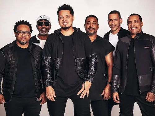 6 homens vestidos de preto e em pé 