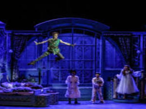 Imagem real de um menino voando no palco 