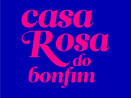Logo Casa Rosa do Bonfim escrito em texto de letra rosa com fundo azul