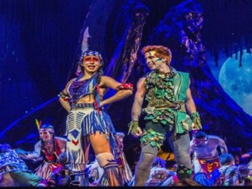 Imagem real de dois atores musicais posando para o teatro 