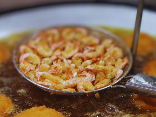 Poster Festival do Camarão com MPB e Jazz - Fotografia de Camarões Fritando