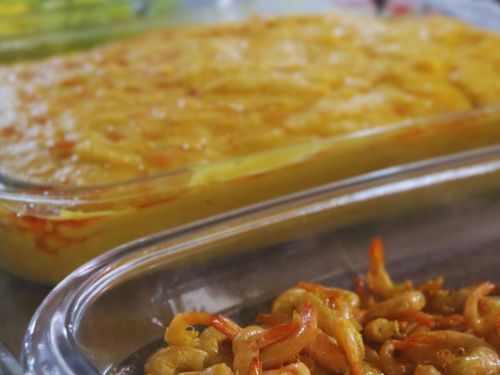 Poster Festival do Camarão com MPB e Jazz - Fotografia de travessas com camarões fritos, vatapá e salada