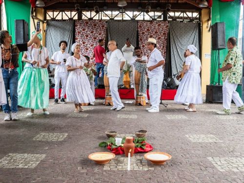 Homens e mulheres em trajes umbandistas dançando