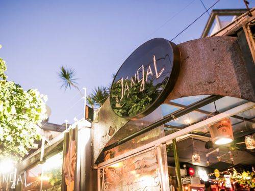 A foto mostra a fachada do estabelecimento, com um portal e uma palaca escrito Jangal.