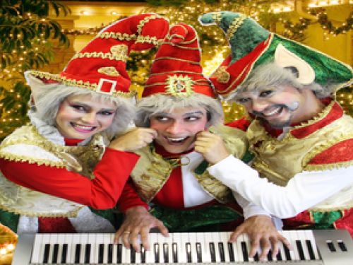 Foto de três pessoas vestidas de noel 