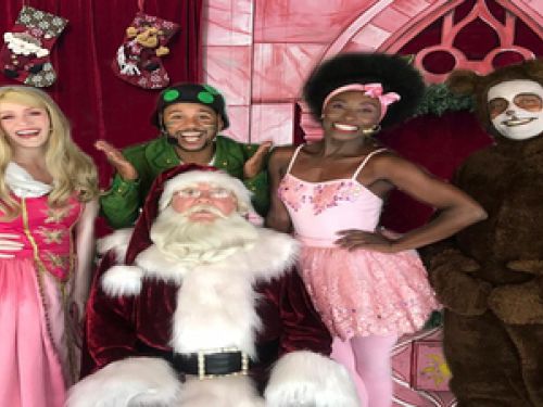 Foto de três pessoas vestidas com o tema noel 