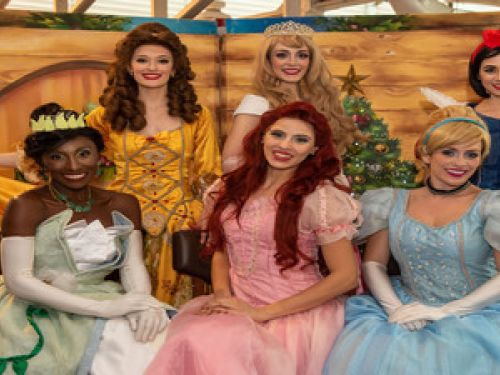 Foto de três pessoas vestidas de princesa