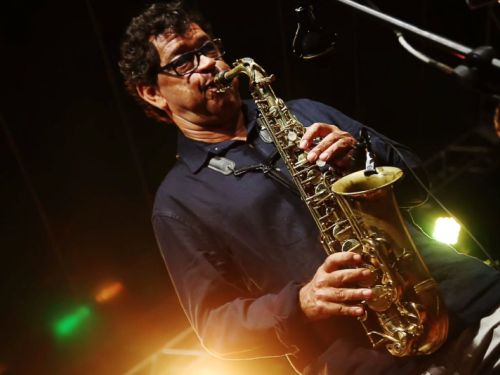 um homem com um instrumento 