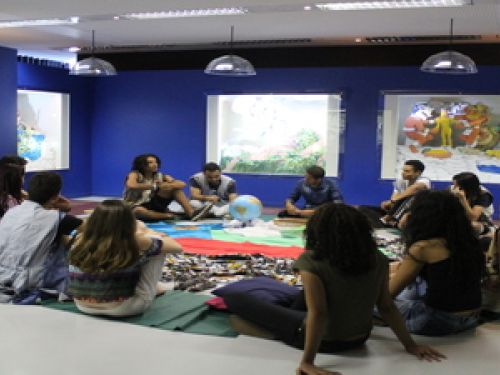 roda de pessoas juntas em ciruclo sentadas no chão 